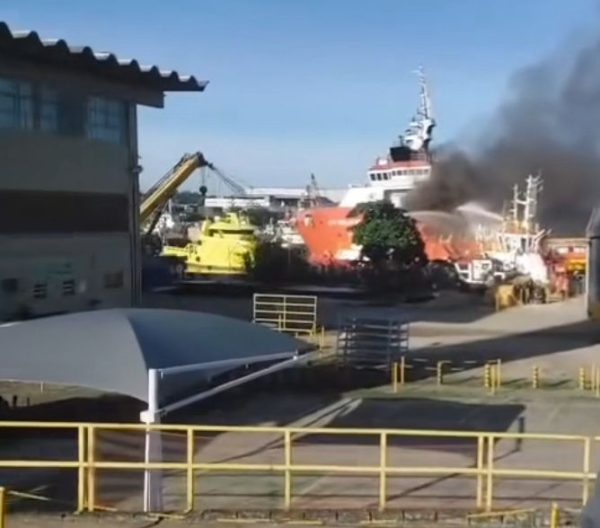 Um incêndio atinge, desde a tarde de sábado (18), uma embarcação que estava no estaleiro da Avenida do Contorno, em Niterói. O fogo persiste até a manhã deste domingo (19). Imagens compartilhadas nas redes sociais mostram uma grande quantidade de fumaça saindo do local.