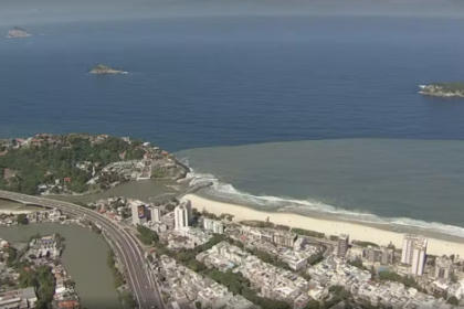 O presidente da Câmara, Carlo Caiado (PSD), vai convocar uma audiência pública para buscar respostas sobre uma imagem que impressionou os cariocas nos últimos dias: a grande mancha escura que surgiu no mar da Barra, especialmente na altura da Praia do Pepê.