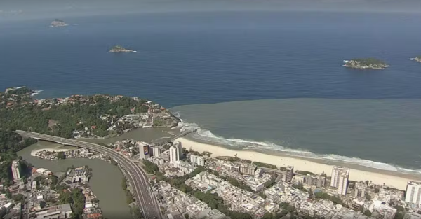 O presidente da Câmara, Carlo Caiado (PSD), vai convocar uma audiência pública para buscar respostas sobre uma imagem que impressionou os cariocas nos últimos dias: a grande mancha escura que surgiu no mar da Barra, especialmente na altura da Praia do Pepê.
