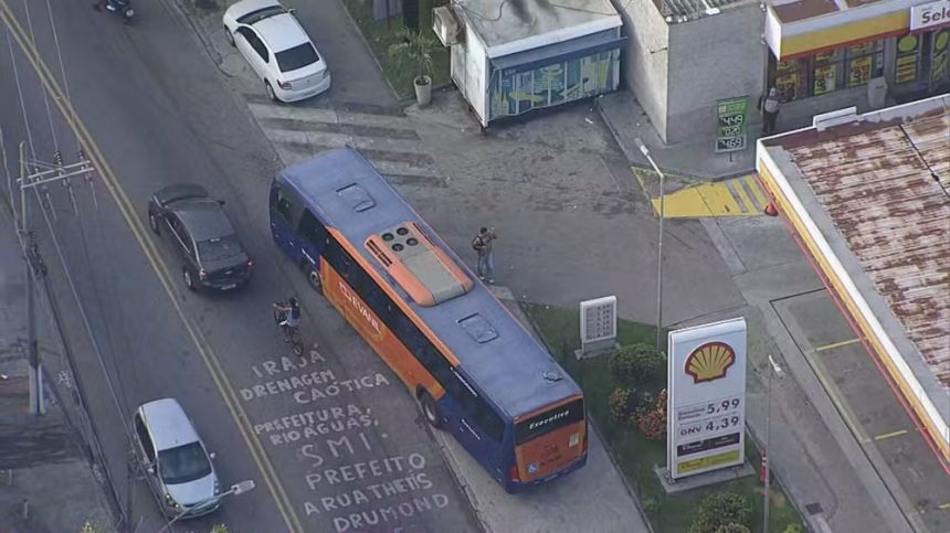 Dois são presos em assalto a ônibus na Avenida Brasil