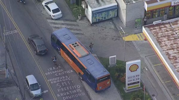 Dois são presos em assalto a ônibus na Avenida Brasil