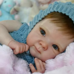 O bebê reborn pode virar pauta na Assembleia Legislativa do Rio (Alerj). Depois da Câmara do Rio aprovar, em primeira discussão, o Dia da Cegonha Reborn — uma homenagem às artesãs responsáveis por confeccionar os bonecos hiper-realistas de recém-nascidos —, o deputado Rodrigo Amorim (PL) quer ir na contramão e discutir na Alerj se o hobby não é, na verdade, um sintoma de adoecimento mental, que precisa de acompanhamento especializado.