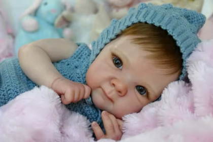 O bebê reborn pode virar pauta na Assembleia Legislativa do Rio (Alerj). Depois da Câmara do Rio aprovar, em primeira discussão, o Dia da Cegonha Reborn — uma homenagem às artesãs responsáveis por confeccionar os bonecos hiper-realistas de recém-nascidos —, o deputado Rodrigo Amorim (PL) quer ir na contramão e discutir na Alerj se o hobby não é, na verdade, um sintoma de adoecimento mental, que precisa de acompanhamento especializado.