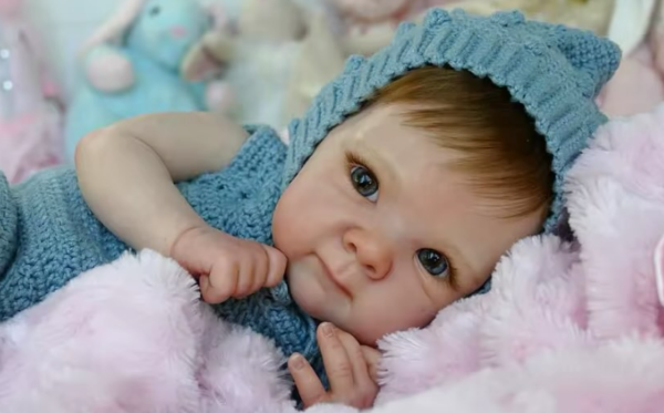 O bebê reborn pode virar pauta na Assembleia Legislativa do Rio (Alerj). Depois da Câmara do Rio aprovar, em primeira discussão, o Dia da Cegonha Reborn — uma homenagem às artesãs responsáveis por confeccionar os bonecos hiper-realistas de recém-nascidos —, o deputado Rodrigo Amorim (PL) quer ir na contramão e discutir na Alerj se o hobby não é, na verdade, um sintoma de adoecimento mental, que precisa de acompanhamento especializado.