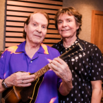 Em uma comemoração significativa de suas carreiras, os renomados artistas Lô Borges e Beto Guedes celebram os mais de cinquenta anos de contribuição à MPB com uma série de shows especiais pelo país. Neste dia 10 de maio, sábado, o espetáculo "Esquinas e Canções" ganha o palco do Qualistage, na Barra da Tijuca.