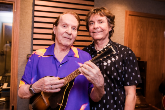 Em uma comemoração significativa de suas carreiras, os renomados artistas Lô Borges e Beto Guedes celebram os mais de cinquenta anos de contribuição à MPB com uma série de shows especiais pelo país. Neste dia 10 de maio, sábado, o espetáculo "Esquinas e Canções" ganha o palco do Qualistage, na Barra da Tijuca.