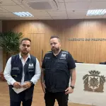 O presidente da Comissão de Prevenção às Drogas da Câmara do Rio, vereador Fernando Armelau (PL), e o vice-presidente, Leniel Borel (PP), realizaram na última quinta-feira (15) uma fiscalização no gabinete da prefeitura para apurar denúncias relacionadas ao funcionamento do Conselho Municipal de Política e Atenção às Drogas (Comad).