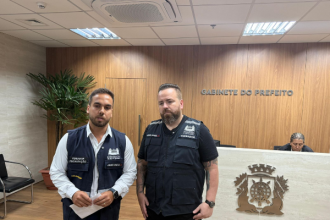 O presidente da Comissão de Prevenção às Drogas da Câmara do Rio, vereador Fernando Armelau (PL), e o vice-presidente, Leniel Borel (PP), realizaram na última quinta-feira (15) uma fiscalização no gabinete da prefeitura para apurar denúncias relacionadas ao funcionamento do Conselho Municipal de Política e Atenção às Drogas (Comad).
