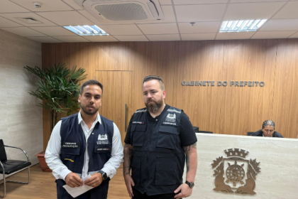 O presidente da Comissão de Prevenção às Drogas da Câmara do Rio, vereador Fernando Armelau (PL), e o vice-presidente, Leniel Borel (PP), realizaram na última quinta-feira (15) uma fiscalização no gabinete da prefeitura para apurar denúncias relacionadas ao funcionamento do Conselho Municipal de Política e Atenção às Drogas (Comad).