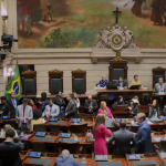 O líder do governo de Eduardo Paes (PSD) na Câmara do Rio, vereador Marcio Ribeiro (PSD), pediu o adiamento de uma sessão para a votação do projeto de lei complementar nº 02/2025 — conhecido como mais-valia e mais-valerá — que estabelece condições especiais para o licenciamento de construções e acréscimos em edificações no município até 2029.