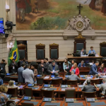 O projeto de lei complementar nº 02/2025 — conhecido como mais-valia e mais-valerá — foi aprovado em segunda e última discussão na Câmara dos Vereadores do Rio na sessão desta quinta-feira (15). O PLC estabelece condições especiais para o licenciamento de construções e acréscimos em edificações no município até 2029.