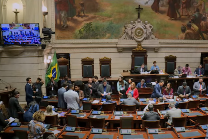 O projeto de lei complementar nº 02/2025 — conhecido como mais-valia e mais-valerá — foi aprovado em segunda e última discussão na Câmara dos Vereadores do Rio na sessão desta quinta-feira (15). O PLC estabelece condições especiais para o licenciamento de construções e acréscimos em edificações no município até 2029.
