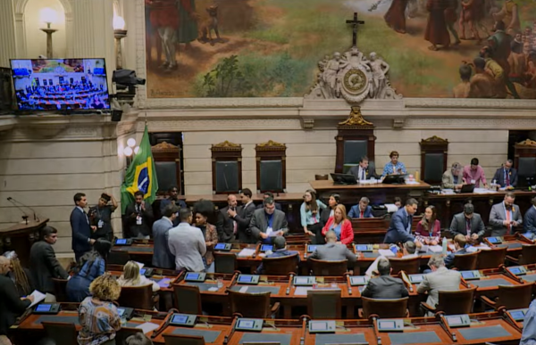 O projeto de lei complementar nº 02/2025 — conhecido como mais-valia e mais-valerá — foi aprovado em segunda e última discussão na Câmara dos Vereadores do Rio na sessão desta quinta-feira (15). O PLC estabelece condições especiais para o licenciamento de construções e acréscimos em edificações no município até 2029.