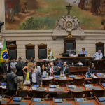 A Câmara do Rio aprovou em segunda e última discussão na sessão desta terça-feira (20), o projeto para implementação de cartazes contra o aborto, de autoria de Rogério Amorim (PL). A proposta foi aprovada por 29 votos favoráveis, com 8 votos contrários. Novamente, sob gritos de manifestantes nas galerias.