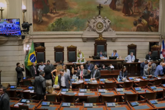 A Câmara do Rio aprovou em segunda e última discussão na sessão desta terça-feira (20), o projeto para implementação de cartazes contra o aborto, de autoria de Rogério Amorim (PL). A proposta foi aprovada por 29 votos favoráveis, com 8 votos contrários. Novamente, sob gritos de manifestantes nas galerias.