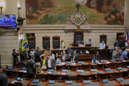 A Câmara do Rio aprovou em segunda e última discussão na sessão desta terça-feira (20), o projeto para implementação de cartazes contra o aborto, de autoria de Rogério Amorim (PL). A proposta foi aprovada por 29 votos favoráveis, com 8 votos contrários. Novamente, sob gritos de manifestantes nas galerias.