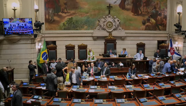 A Câmara do Rio aprovou em segunda e última discussão na sessão desta terça-feira (20), o projeto para implementação de cartazes contra o aborto, de autoria de Rogério Amorim (PL). A proposta foi aprovada por 29 votos favoráveis, com 8 votos contrários. Novamente, sob gritos de manifestantes nas galerias.