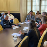 A Comissão especial da Câmara de Vereadores do Rio se reuniu com representantes das polícias Civil e Militar na manhã desta segunda-feira (12), para discutir o projeto de lei que quer regulamentar as plataformas de aluguel por temporada — como o Airbnb. Na pauta, um dos maiores argumentos dos defensores do projeto: a questão da segurança.