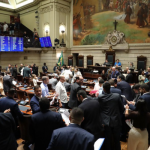 O projeto de lei complementar nº 02/2025 — conhecido como mais-valia e mais-valerá — volta para a pauta da Câmara dos Vereadores do Rio na sessão desta terça-feira (12), após uma aprovação apertada em primeira discussão. O PLC estabelece condições especiais para o licenciamento de construções e acréscimos em edificações no município até 2029.