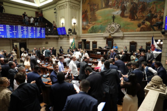 O projeto de lei complementar nº 02/2025 — conhecido como mais-valia e mais-valerá — volta para a pauta da Câmara dos Vereadores do Rio na sessão desta terça-feira (12), após uma aprovação apertada em primeira discussão. O PLC estabelece condições especiais para o licenciamento de construções e acréscimos em edificações no município até 2029.