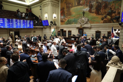 O projeto de lei complementar nº 02/2025 — conhecido como mais-valia e mais-valerá — volta para a pauta da Câmara dos Vereadores do Rio na sessão desta terça-feira (12), após uma aprovação apertada em primeira discussão. O PLC estabelece condições especiais para o licenciamento de construções e acréscimos em edificações no município até 2029.