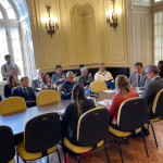 A reunião esvaziada entre a comissão especial da Câmara de Vereadores do Rio e os representantes das polícias Civil e Militar na manhã desta segunda-feira (12), reforçou os argumentos defendidos pelo vereador Salvino Oliveira (PSD), autor do polêmico projeto de lei que quer regulamentar as plataformas de aluguel por temporada — como o Airbnb. No entanto, sem dar muito espaço para o contraditório.