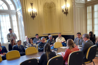 A reunião esvaziada entre a comissão especial da Câmara de Vereadores do Rio e os representantes das polícias Civil e Militar na manhã desta segunda-feira (12), reforçou os argumentos defendidos pelo vereador Salvino Oliveira (PSD), autor do polêmico projeto de lei que quer regulamentar as plataformas de aluguel por temporada — como o Airbnb. No entanto, sem dar muito espaço para o contraditório.