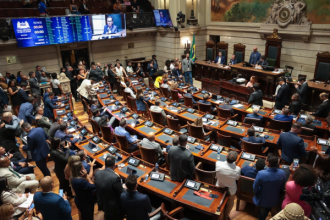 O projeto conhecido como mais-valia e mais-valerá ganhou mais tempo na Câmara. Depois de uma aprovação apertada em primeira discussão, a segunda votação, prevista inicialmente para a sessão da última terça-feira (13), foi adiada para a próxima quinta (15).