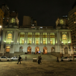 A Câmara Municipal do Rio ilumina o Palácio Pedro Ernesto com luzes amarelas em apoio à campanha Maio Amarelo — uma iniciativa realizada em parceria com o Detran-RJ. A mobilização mundial, criada em 2011 pela Organização das Nações Unidas (ONU), promove a conscientização sobre a violência no trânsito durante todo o mês de maio.