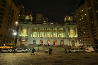 A Câmara Municipal do Rio ilumina o Palácio Pedro Ernesto com luzes amarelas em apoio à campanha Maio Amarelo — uma iniciativa realizada em parceria com o Detran-RJ. A mobilização mundial, criada em 2011 pela Organização das Nações Unidas (ONU), promove a conscientização sobre a violência no trânsito durante todo o mês de maio.