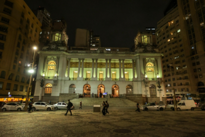 A Câmara Municipal do Rio ilumina o Palácio Pedro Ernesto com luzes amarelas em apoio à campanha Maio Amarelo — uma iniciativa realizada em parceria com o Detran-RJ. A mobilização mundial, criada em 2011 pela Organização das Nações Unidas (ONU), promove a conscientização sobre a violência no trânsito durante todo o mês de maio.