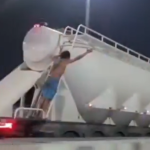 Uma cena inusitada registrada na Avenida Brasil, viralizou nas redes sociais neste último fim de semana. No vídeo, é possível ver um homem se segurando na traseira de um caminhão em movimento. No entanto, o que era para ser uma “carona” rápida, se transformou em uma situação de desespero quando o motorista acelerou, enquanto o homem tentava descer.