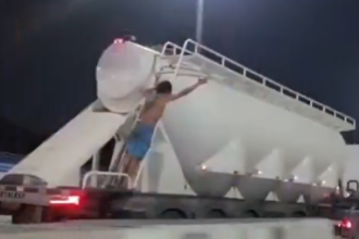 Uma cena inusitada registrada na Avenida Brasil, viralizou nas redes sociais neste último fim de semana. No vídeo, é possível ver um homem se segurando na traseira de um caminhão em movimento. No entanto, o que era para ser uma “carona” rápida, se transformou em uma situação de desespero quando o motorista acelerou, enquanto o homem tentava descer.