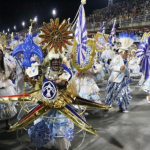 De acordo com a parlamentar, a lei atende uma solicitação feita por representantes das escolas de samba em memória ao apaixonado portelense Marcelo Moura. Em 2003, ele foi um dos fundadores da torcida "Guerreiros da Águia", pioneira que liderou um movimento que mudou a forma de torcer por uma escola de samba, inspirada na paixão dos torcedores de futebol, levando faixas, bandeiras e fumaças coloridas para a Sapucaí.