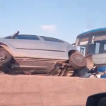 Um acidente envolvendo um ônibus, cinco carros e duas motos deixou feridos e interditou a Linha Vermelha no sentido Baixada Fluminense, na tarde desta segunda-feira (5). Imagens mostram que um dos carros capotou por causa da batida, mas ainda não há informações sobre o que causou o acidente. Até o momento, também não há informações sobre o número de feridos e os estados de saúde.