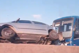 Um acidente envolvendo um ônibus, cinco carros e duas motos deixou feridos e interditou a Linha Vermelha no sentido Baixada Fluminense, na tarde desta segunda-feira (5). Imagens mostram que um dos carros capotou por causa da batida, mas ainda não há informações sobre o que causou o acidente. Até o momento, também não há informações sobre o número de feridos e os estados de saúde.