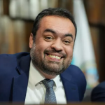 O projeto do executivo que cria um programa de proteção institucional para ex-governadores, foi aprovado em sessão na Assembleia Legislativa do (Alerj) nesta quarta-feira (21). Segundo o texto, os governantes ganham o direito de manter o esquema de segurança oficial quando deixarem o cargo — pelo período equivalente a um mandato, ou seja, por quatro anos, renováveis por mais quatro.