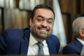 O projeto do executivo que cria um programa de proteção institucional para ex-governadores, foi aprovado em sessão na Assembleia Legislativa do (Alerj) nesta quarta-feira (21). Segundo o texto, os governantes ganham o direito de manter o esquema de segurança oficial quando deixarem o cargo — pelo período equivalente a um mandato, ou seja, por quatro anos, renováveis por mais quatro.
