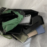 Policiais civis apreenderam, na sexta-feira (16), mais de 300 aparelhos celulares com registro de roubo ou furto. A ação aconteceu em estabelecimentos comerciais de Rio das Pedras, na Zona Oeste do Rio de Janeiro. Ao todo, sete pessoas foram presas.