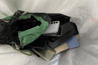 Policiais civis apreenderam, na sexta-feira (16), mais de 300 aparelhos celulares com registro de roubo ou furto. A ação aconteceu em estabelecimentos comerciais de Rio das Pedras, na Zona Oeste do Rio de Janeiro. Ao todo, sete pessoas foram presas.
