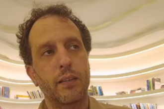 O Ministério Público do Estado do Rio de Janeiro (MPRJ) denunciou João Ricardo Rangel Mendes, ex-CEO da empresa Hurb (antigo Hotel Urbano), por furto qualificado e adulteração de identificação de veículo. Ele foi preso em flagrante após furtar obras de arte e outros objetos de um hotel e de um escritório de arquitetura, na Barra da Tijuca.
