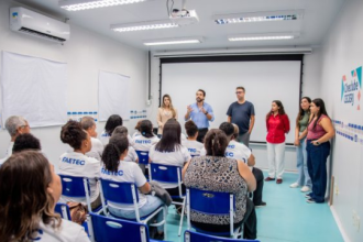 A Fundação Cecierj, vinculada da Secretaria de Ciência, Tecnologia e Inovação, abriu inscrição para mais um período letivo do Programa de Formação Continuada de Professores, que vai contar com 21 novas disciplinas. São sete mil vagas para professores da educação básica que atuam nos ensinos fundamental II e médio. As inscrições são gratuitas e devem ser realizadas até 25 de maio no site.