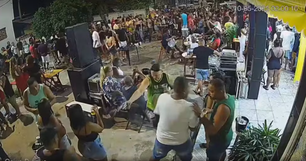 Um vídeo registrou o momento em que Jorge Mauro Ruas de Paiva, de 51 anos, foi executado durante um pagode em um bar em Nova Iguaçu, na Baixada Fluminense, na madrugada de sábado (10). O crime aconteceu diante de dezenas de pessoas que se divertiam no evento.