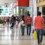 Com o Dia das Mães batendo à porta, os lojistas cariocas já se preparam para a data que, tradicionalmente, é uma das mais movimentadas do comércio. E os consumidores parecem dispostos a abrir a carteira, ainda que com moderação. Uma nova sondagem do Instituto Fecomércio de Pesquisas e Análises (IFec RJ) revela que 66,1% dos entrevistados pretendem presentear no Dia das Mães.