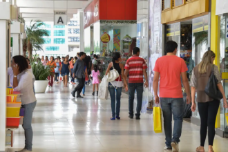 Com o Dia das Mães batendo à porta, os lojistas cariocas já se preparam para a data que, tradicionalmente, é uma das mais movimentadas do comércio. E os consumidores parecem dispostos a abrir a carteira, ainda que com moderação. Uma nova sondagem do Instituto Fecomércio de Pesquisas e Análises (IFec RJ) revela que 66,1% dos entrevistados pretendem presentear no Dia das Mães.