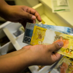 O Ministério Público do Rio (MPRJ), cumpre, nesta terça-feira (20), 17 mandados de busca e apreensão contra integrantes de empresa do setor atacadista. Os alvos são investigados e denunciados pela sonegação de mais de R$ 300 milhões em ICMS, além da prática de crimes de organização criminosa, lavagem de dinheiro e contra a administração pública.