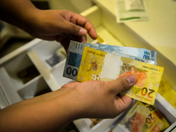 O Ministério Público do Rio (MPRJ), cumpre, nesta terça-feira (20), 17 mandados de busca e apreensão contra integrantes de empresa do setor atacadista. Os alvos são investigados e denunciados pela sonegação de mais de R$ 300 milhões em ICMS, além da prática de crimes de organização criminosa, lavagem de dinheiro e contra a administração pública.