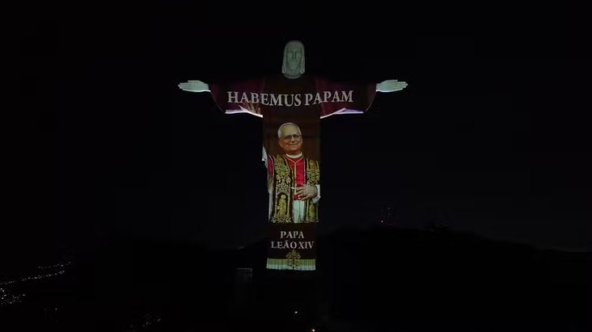 Cristo Redentor recebe projeção em homenagem ao papa Leão XIV
