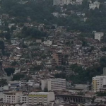 A Polícia Civil deflagou uma operação na Região Central do Rio, na manhã desta segunda-feira (12). A ação mira o líder do tráfico de drogas do Fallet-Fogueteiro, e também tem o objetivo de desarticular o sistema financeiro da facção Comando Vermelho (CV).