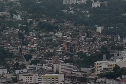 A Polícia Civil deflagou uma operação na Região Central do Rio, na manhã desta segunda-feira (12). A ação mira o líder do tráfico de drogas do Fallet-Fogueteiro, e também tem o objetivo de desarticular o sistema financeiro da facção Comando Vermelho (CV).